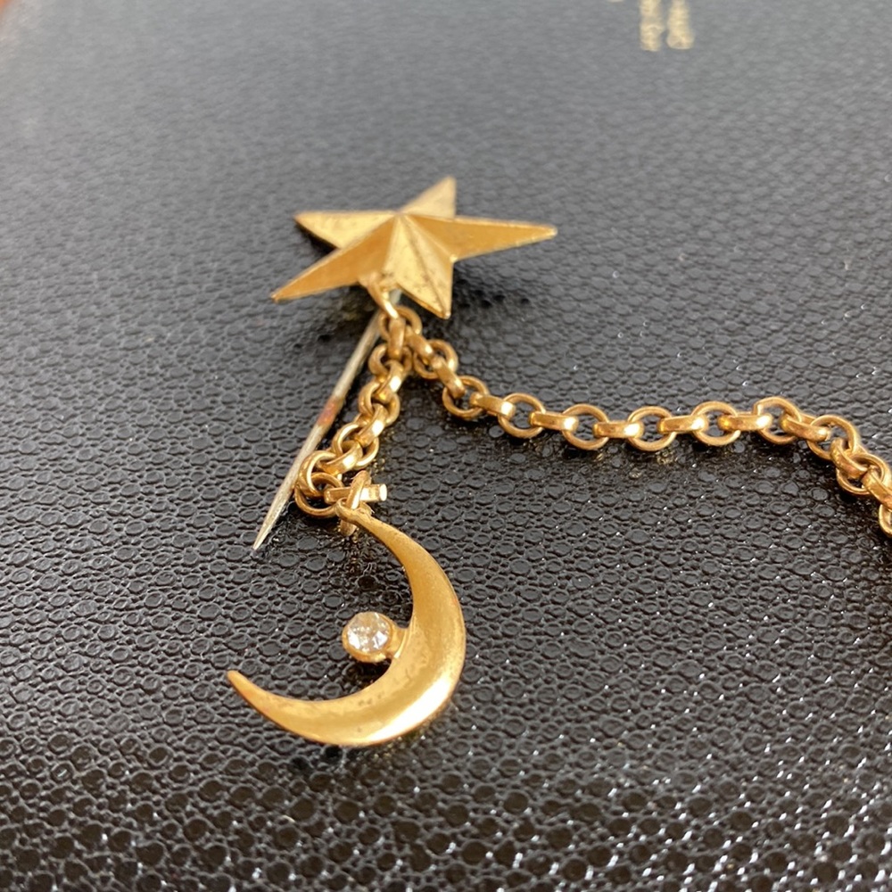 Vintage gold tone star, moon and Fleur de lis sweater pin with rolo link chain - Picture 5 of 11